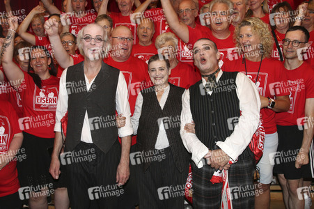 Fototermin mit Katharina Thalbach, Pierre Besson und Fans vom 1. FC Ubion in Berlin