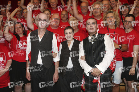 Fototermin mit Katharina Thalbach, Pierre Besson und Fans vom 1. FC Ubion in Berlin