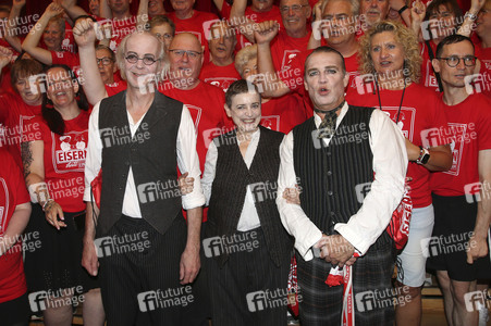 Fototermin mit Katharina Thalbach, Pierre Besson und Fans vom 1. FC Ubion in Berlin