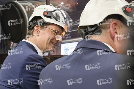 Hendrick Wüst besucht die Siempelkamp Giesserei in Krefeld