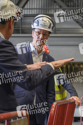 Hendrick Wüst besucht die Siempelkamp Giesserei in Krefeld