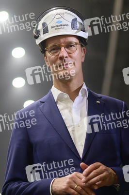 Hendrick Wüst besucht die Siempelkamp Giesserei in Krefeld