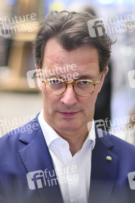 Hendrick Wüst besucht die Siempelkamp Giesserei in Krefeld