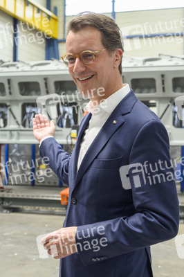 Hendrick Wüst besucht die Siempelkamp Giesserei in Krefeld