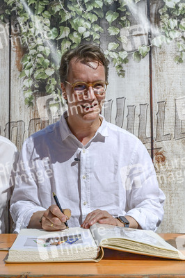 Hendrick Wüst besucht das Parookaville in Weeze