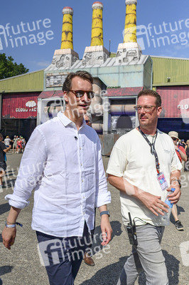 Hendrick Wüst besucht das Parookaville in Weeze