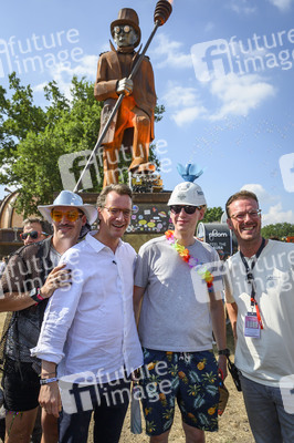 Hendrick Wüst besucht das Parookaville in Weeze