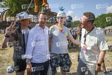 Hendrick Wüst besucht das Parookaville in Weeze
