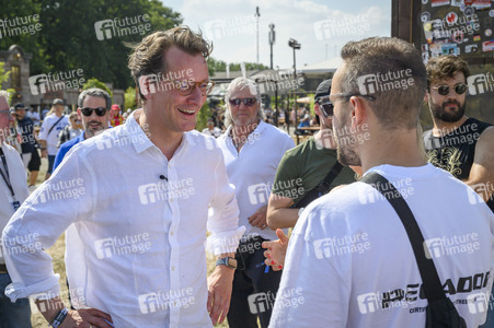 Hendrick Wüst besucht das Parookaville in Weeze
