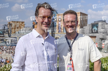 Hendrick Wüst besucht das Parookaville in Weeze