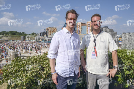 Hendrick Wüst besucht das Parookaville in Weeze