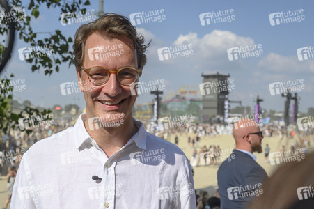 Hendrick Wüst besucht das Parookaville in Weeze