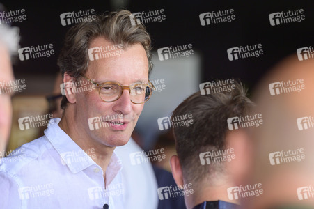 Hendrick Wüst besucht das Parookaville in Weeze
