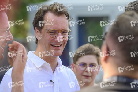Hendrick Wüst besucht das Parookaville in Weeze