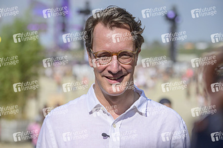 Hendrick Wüst besucht das Parookaville in Weeze