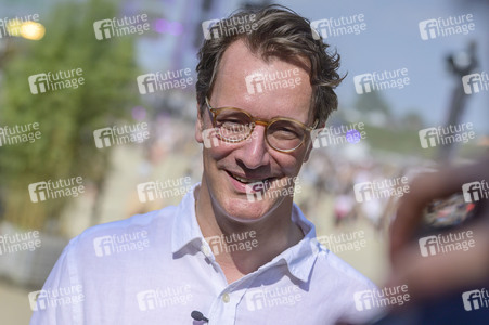 Hendrick Wüst besucht das Parookaville in Weeze