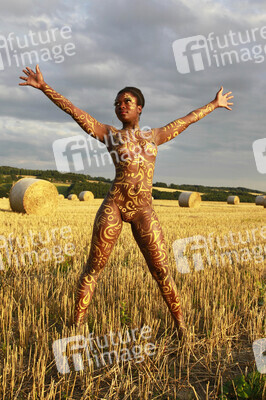 NATURE ART: Auf einem Feld in der Abendsonne / On a Field in the Evening Sun Bodypainting