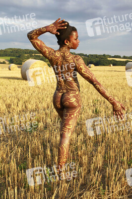 NATURE ART: Auf einem Feld in der Abendsonne / On a Field in the Evening Sun Bodypainting