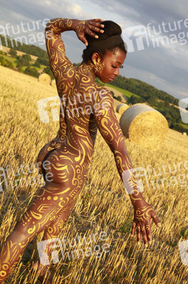 NATURE ART: Auf einem Feld in der Abendsonne / On a Field in the Evening Sun Bodypainting