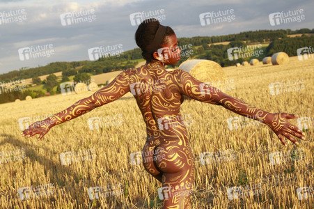 NATURE ART: Auf einem Feld in der Abendsonne / On a Field in the Evening Sun Bodypainting