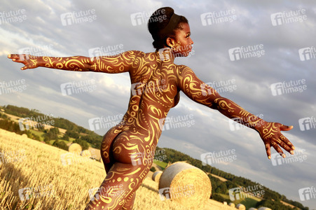 NATURE ART: Auf einem Feld in der Abendsonne / On a Field in the Evening Sun Bodypainting