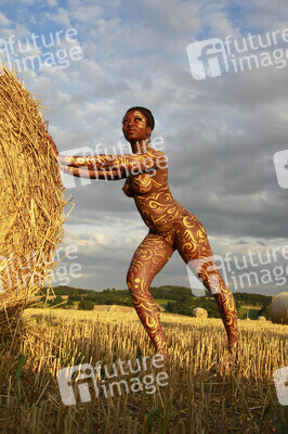 NATURE ART: Auf einem Feld in der Abendsonne / On a Field in the Evening Sun Bodypainting