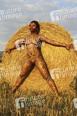 NATURE ART: Auf einem Feld in der Abendsonne / On a Field in the Evening Sun Bodypainting