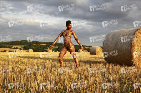 NATURE ART: Auf einem Feld in der Abendsonne / On a Field in the Evening Sun Bodypainting