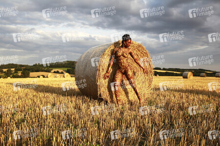 NATURE ART: Auf einem Feld in der Abendsonne / On a Field in the Evening Sun Bodypainting