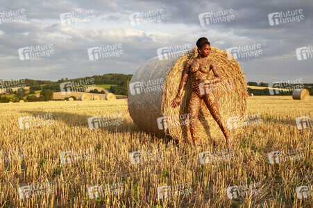 NATURE ART: Auf einem Feld in der Abendsonne / On a Field in the Evening Sun Bodypainting