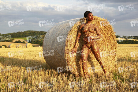 NATURE ART: Auf einem Feld in der Abendsonne / On a Field in the Evening Sun Bodypainting