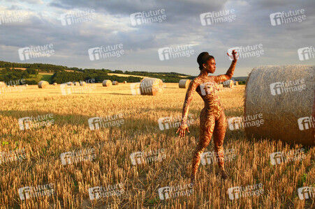 NATURE ART: Auf einem Feld in der Abendsonne / On a Field in the Evening Sun Bodypainting