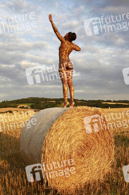 NATURE ART: Auf einem Feld in der Abendsonne / On a Field in the Evening Sun Bodypainting
