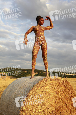NATURE ART: Auf einem Feld in der Abendsonne / On a Field in the Evening Sun Bodypainting