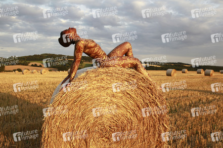 NATURE ART: Auf einem Feld in der Abendsonne / On a Field in the Evening Sun Bodypainting