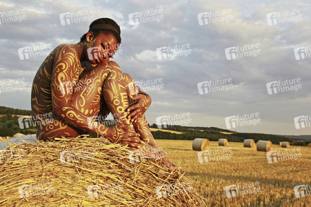NATURE ART: Auf einem Feld in der Abendsonne / On a Field in the Evening Sun Bodypainting