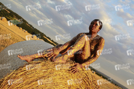 NATURE ART: Auf einem Feld in der Abendsonne / On a Field in the Evening Sun Bodypainting