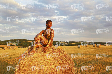 NATURE ART: Auf einem Feld in der Abendsonne / On a Field in the Evening Sun Bodypainting