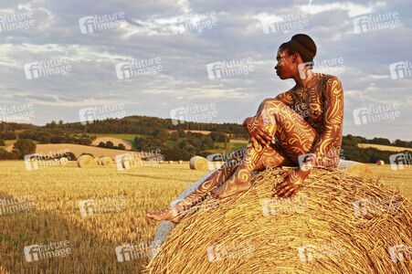 NATURE ART: Auf einem Feld in der Abendsonne / On a Field in the Evening Sun Bodypainting