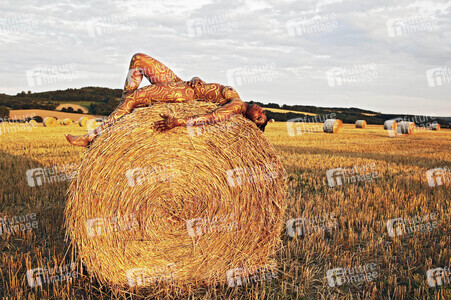 NATURE ART: Auf einem Feld in der Abendsonne / On a Field in the Evening Sun Bodypainting