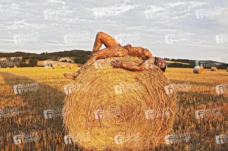 NATURE ART: Auf einem Feld in der Abendsonne / On a Field in the Evening Sun Bodypainting