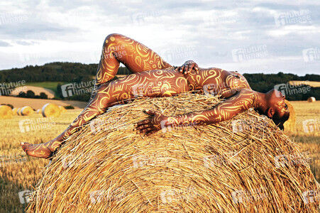 NATURE ART: Auf einem Feld in der Abendsonne / On a Field in the Evening Sun Bodypainting