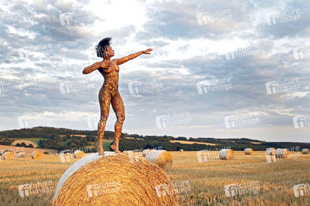 NATURE ART: Auf einem Feld in der Abendsonne / On a Field in the Evening Sun Bodypainting