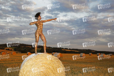 NATURE ART: Auf einem Feld in der Abendsonne / On a Field in the Evening Sun Bodypainting