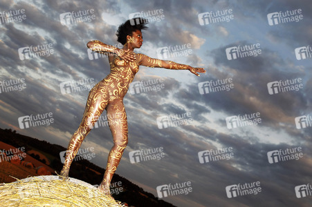 NATURE ART: Auf einem Feld in der Abendsonne / On a Field in the Evening Sun Bodypainting