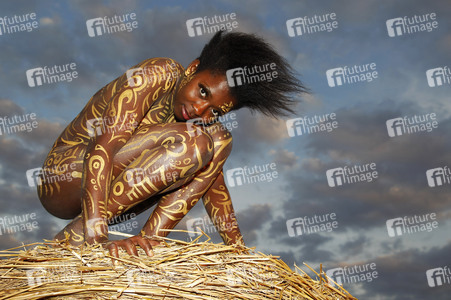 NATURE ART: Auf einem Feld in der Abendsonne / On a Field in the Evening Sun Bodypainting