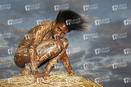 NATURE ART: Auf einem Feld in der Abendsonne / On a Field in the Evening Sun Bodypainting