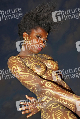 NATURE ART: Auf einem Feld in der Abendsonne / On a Field in the Evening Sun Bodypainting