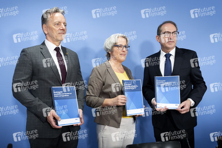 Bundespressekonferenz 'Bundeslagebild Sexualdelikte zum Nachteil von Kindern und Jugendlichen 2025' in Berlin
