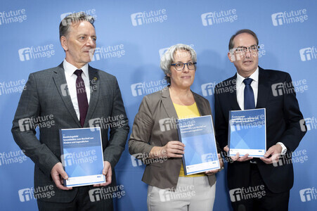 Bundespressekonferenz 'Bundeslagebild Sexualdelikte zum Nachteil von Kindern und Jugendlichen 2025' in Berlin